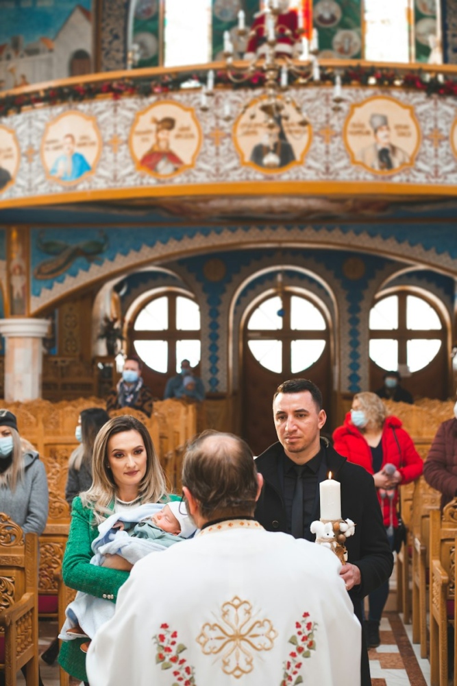 Хрещення дитини в церкві зі свічкою