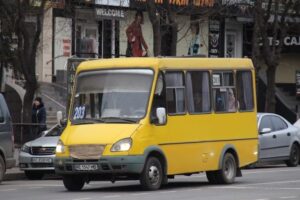 Жовта маршрутка з номером 203 на лобовому склі їде вулицею Кривого Рогу
