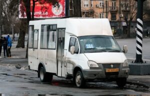 Біла маршрутка 286 на вулиці