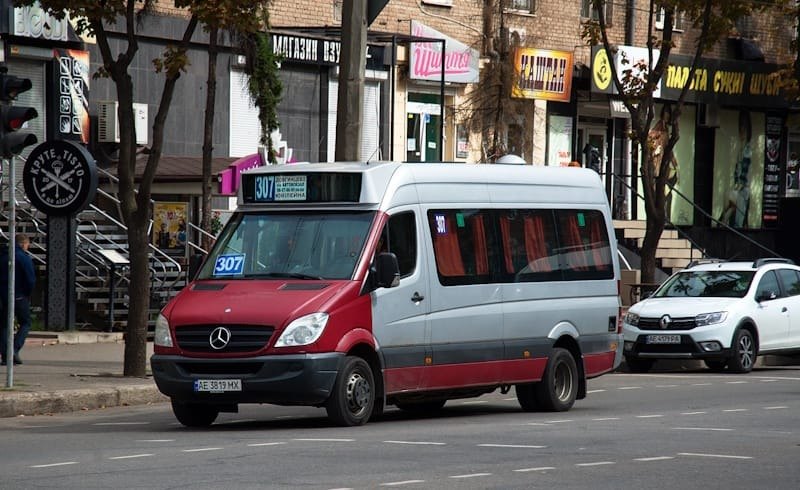 Маршрутка Mercedes-Benz Sprinter з номером 307 на табло на вулиці Кривого Рогу