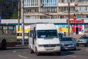 Біла маршрутка Mercedes-Benz 397 на міській вулиці