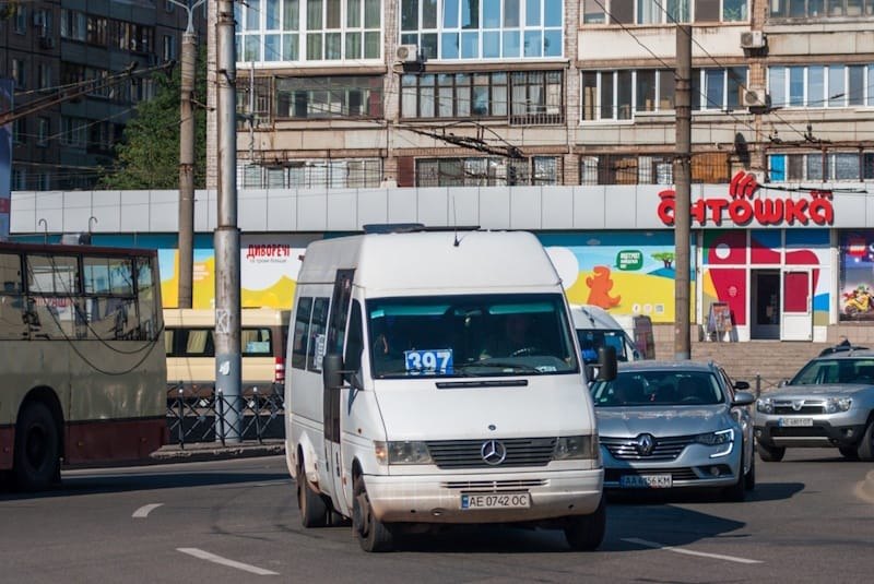 Біла маршрутка Mercedes-Benz 397 на міській вулиці