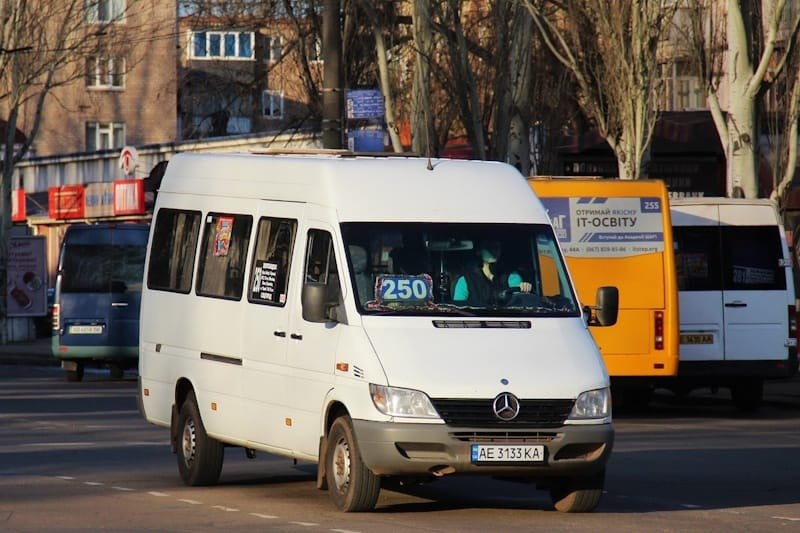 Біла маршрутка Mercedes-Benz Sprinter з номером 250 на лобовому склі їде дорогою