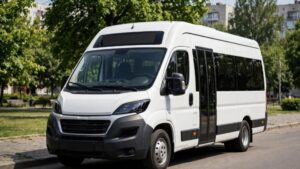 Біла маршрутка на вулиці біля парку