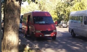 Червона маршрутка Mercedes-Benz з номером 303 на табло