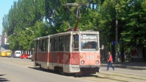 Трамвай 14 на вулиці влітку