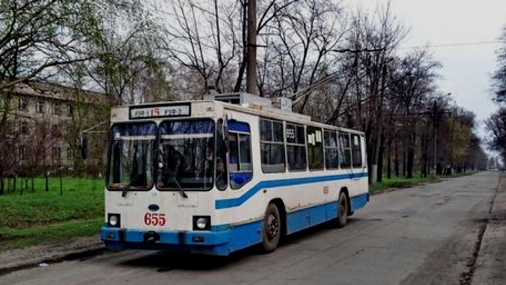 Тролейбус з номером 15 на табло на вулиці Кривого Рогу