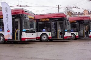 Ряд червоних тролейбусів Electron на вулиці