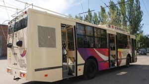 Тролейбус з написом "Я ❤️ Кривий Ріг" на вулиці