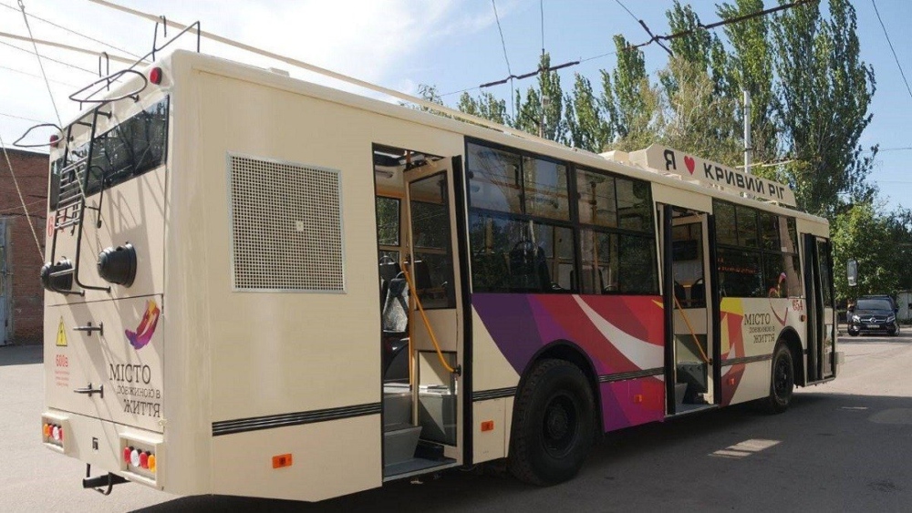 Тролейбус з написом "Я ❤️ Кривий Ріг" на вулиці
