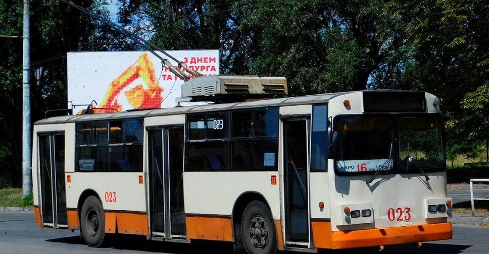 Тролейбус з номером 16 на табло на вулиці Кривого Рогу