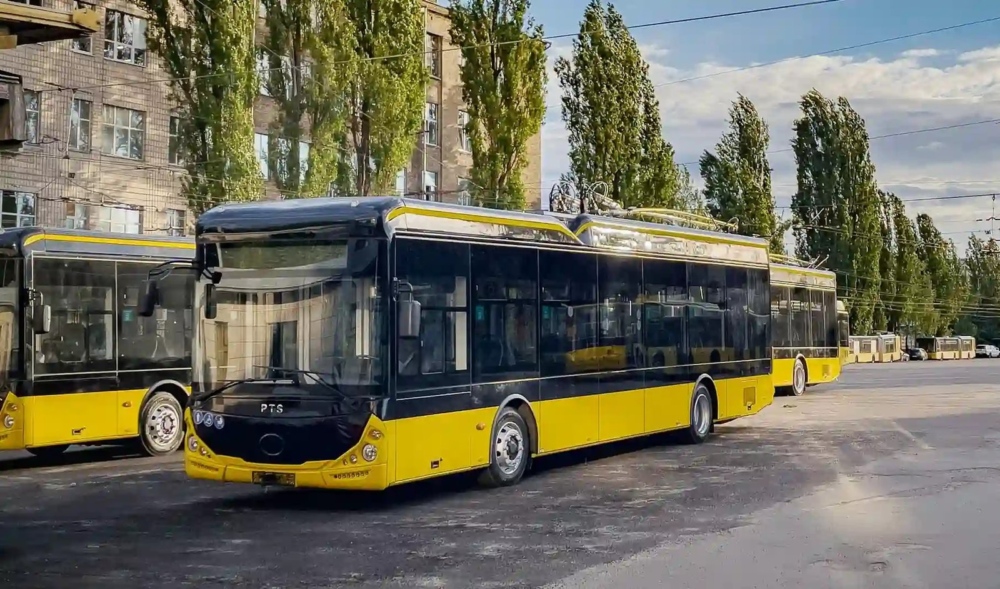 Жовто-чорний тролейбус PTS на стоянці