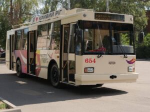 Тролейбус ЮМЗ Т2 з відкритими дверима на вулиці Кривого Рогу