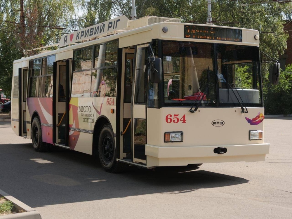Тролейбус ЮМЗ Т2 з відкритими дверима на вулиці Кривого Рогу