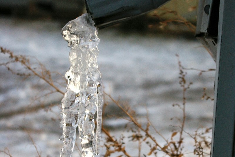Замерзла водостічна труба