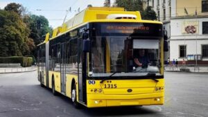 Жовтий тролейбус на вулиці міста